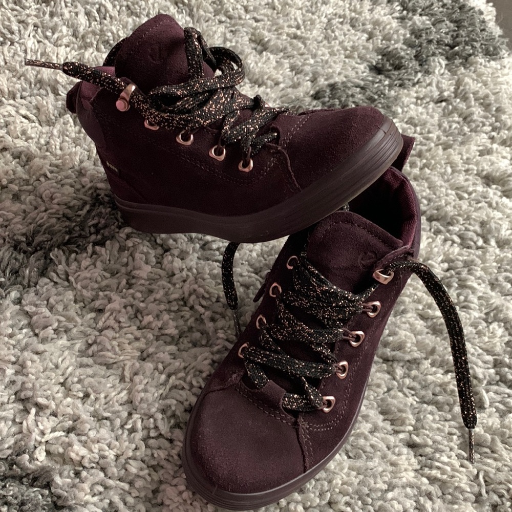 LIKE NEW Gorgeous ECCO suede shoes, very fashionable and fancy